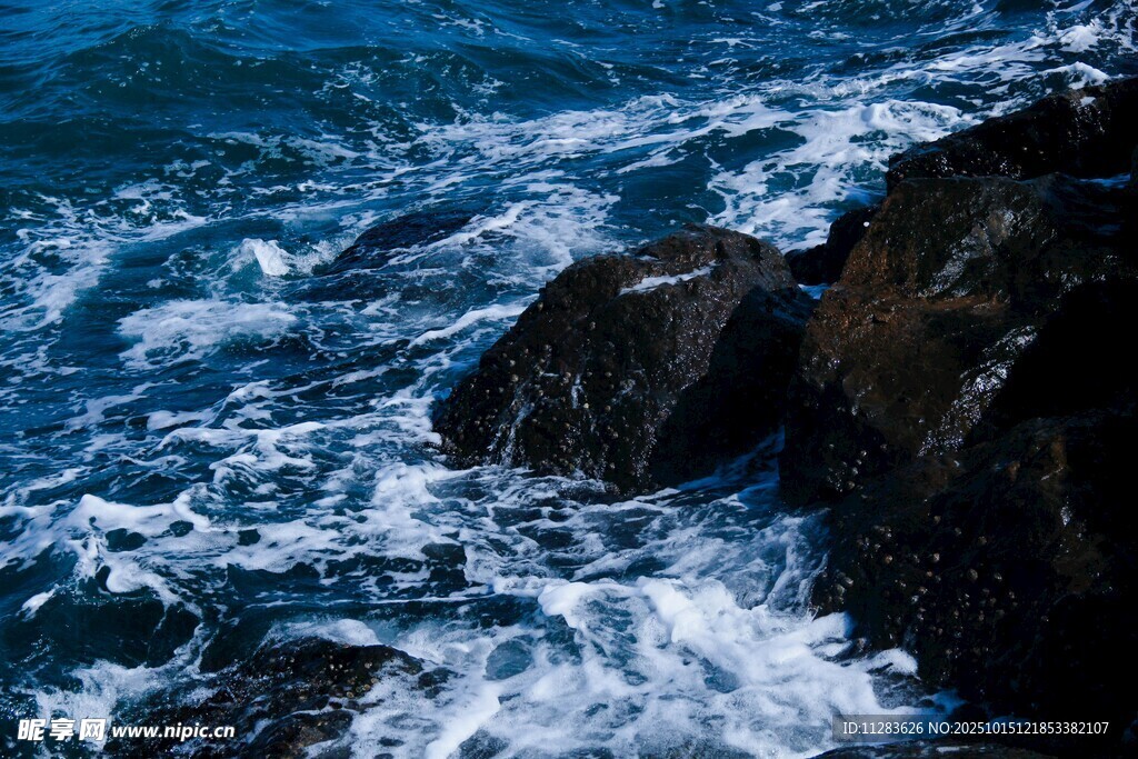 海浪拍擊巖石的壯觀景象