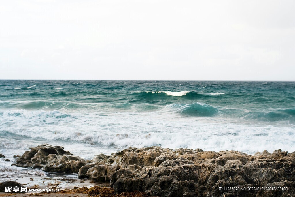 海邊礁石與翻涌海浪