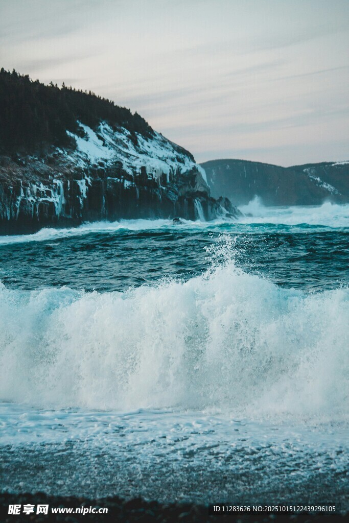 海浪拍擊岸邊壯麗景象