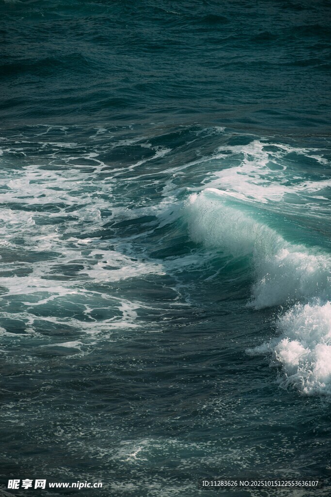 海浪翻涌的壯闊海洋景象