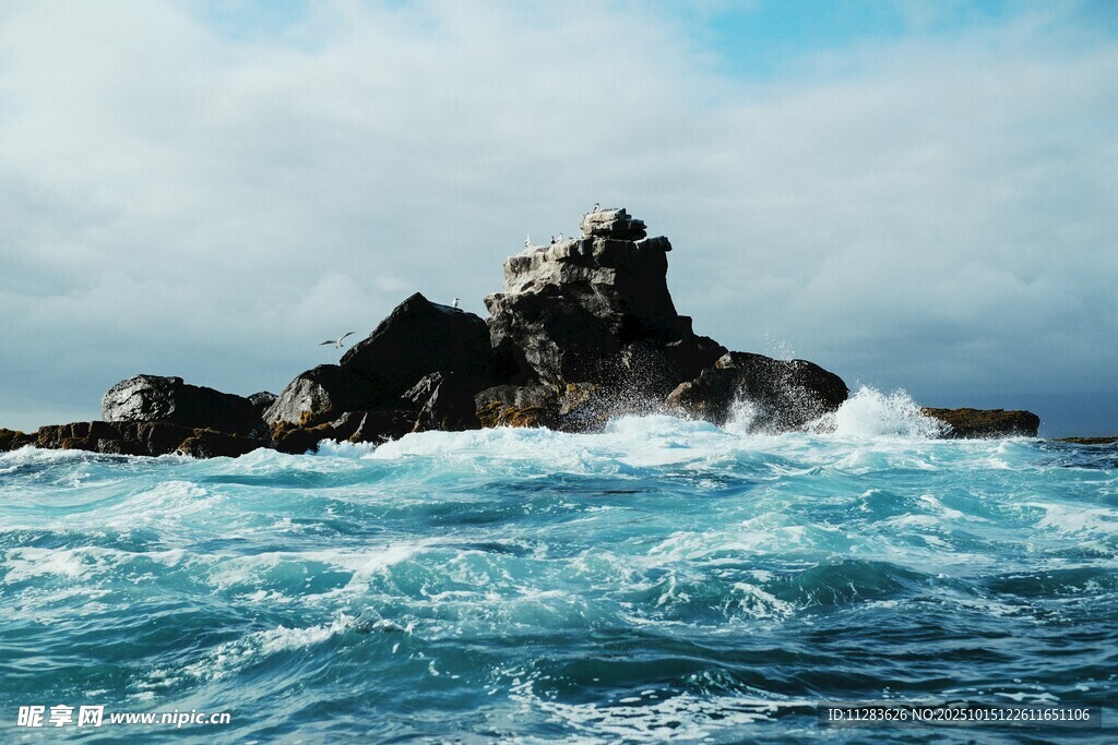 海浪拍擊海中礁石