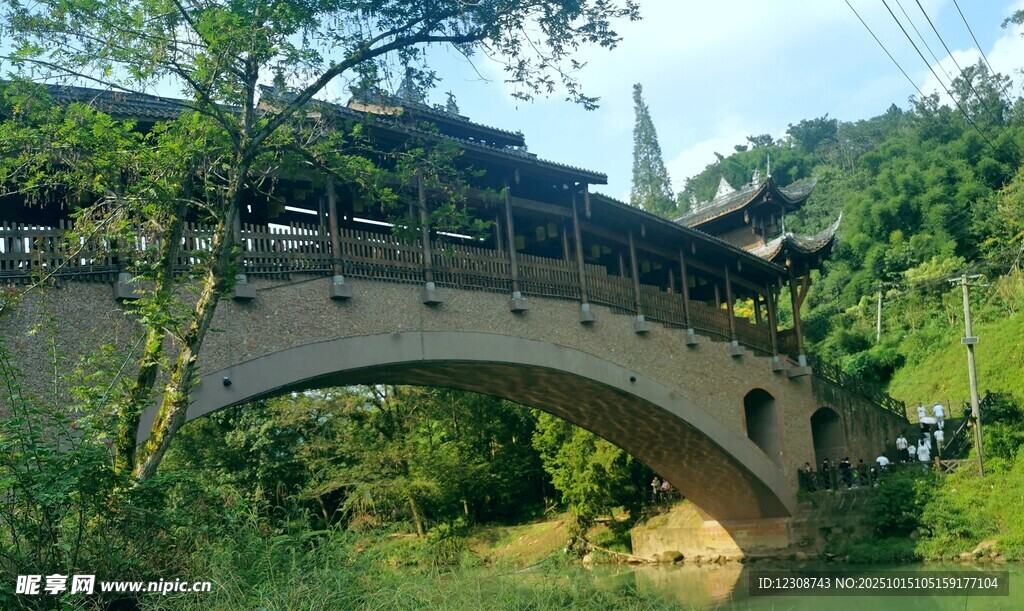 古橋靜立青山綠水間