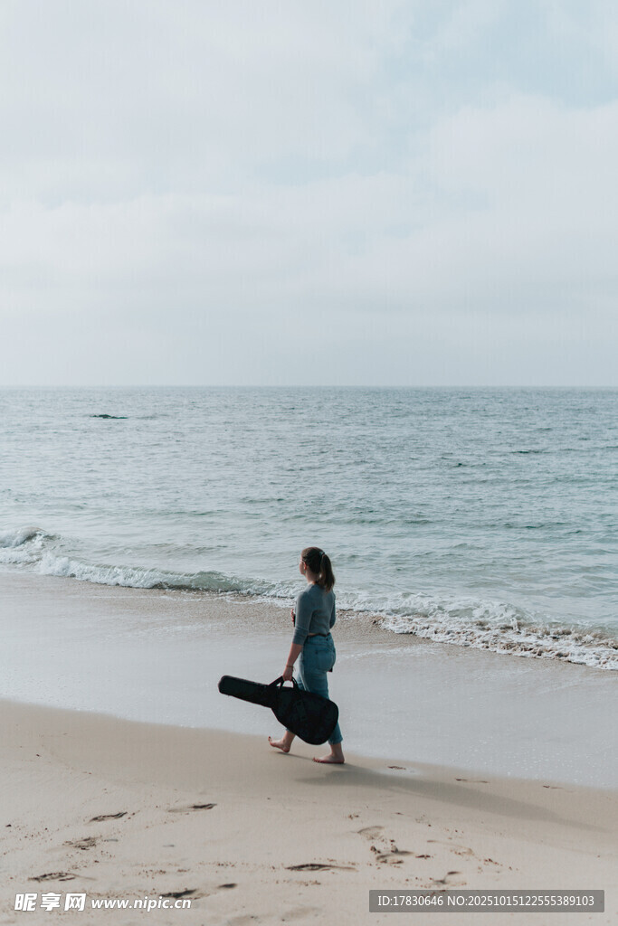 海邊漫步的人與寵物狗