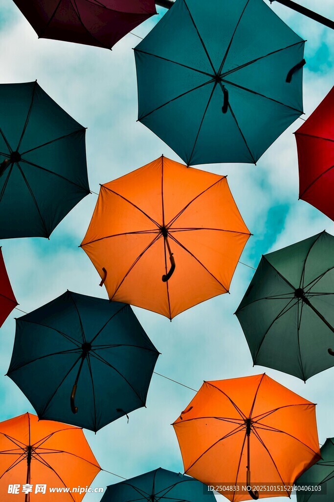 多彩雨傘的天空景象