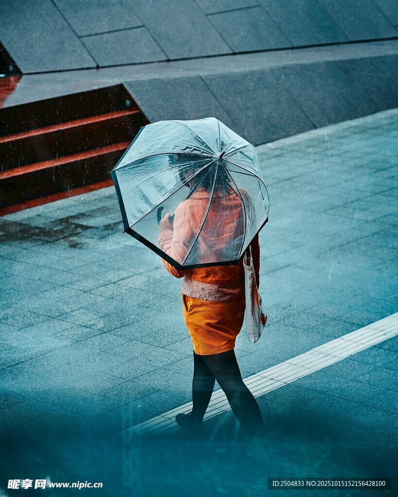 撐傘卡通人物行走于雨中