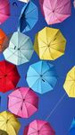 多彩雨傘懸于藍天之上