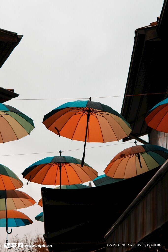 空中彩色雨傘裝飾景觀