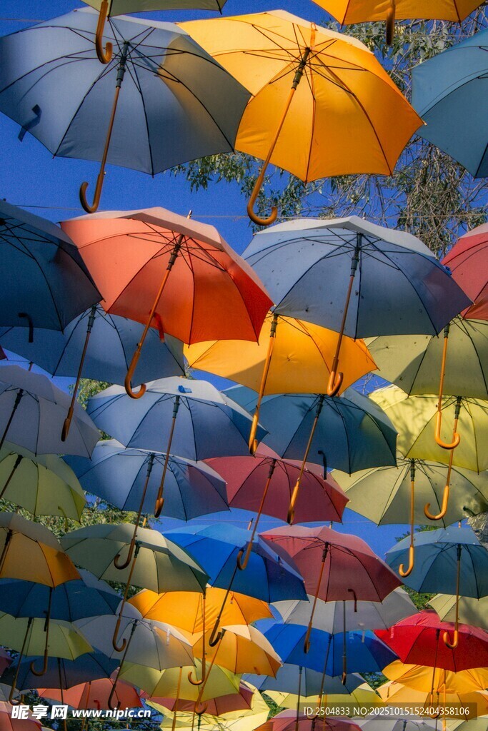 空中多彩雨傘藝術(shù)景觀