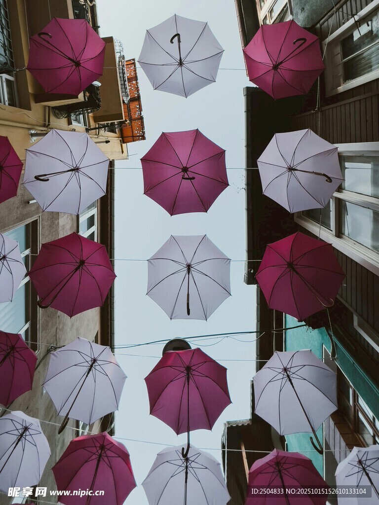 街道上空的多彩雨傘景觀