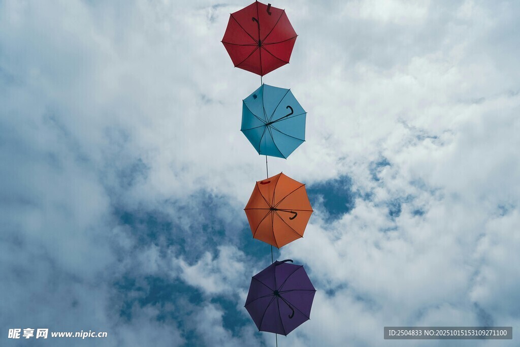 空中懸掛的多彩雨傘