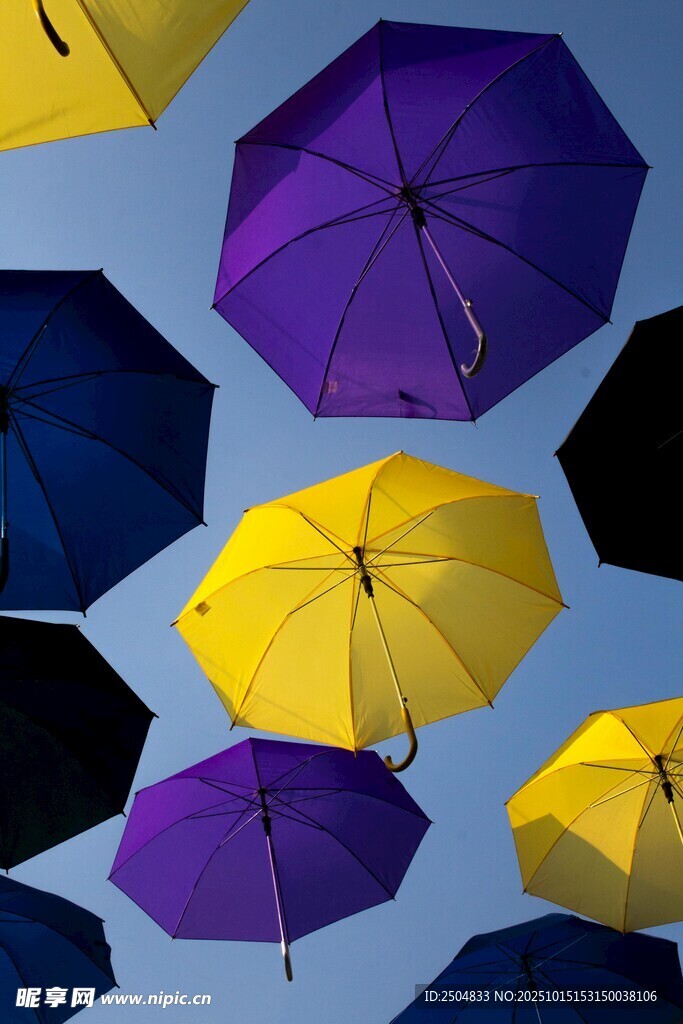 多彩雨傘在空中綻放