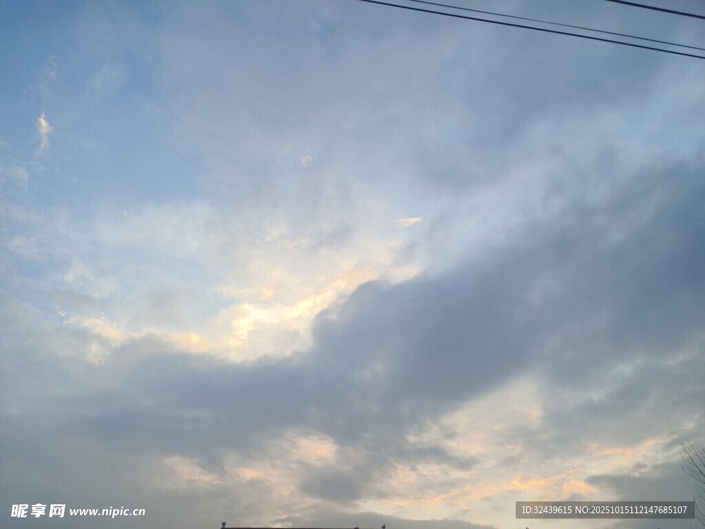 傍晚天空中的絢麗云彩