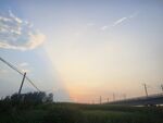夕陽下的田野與輸電線路