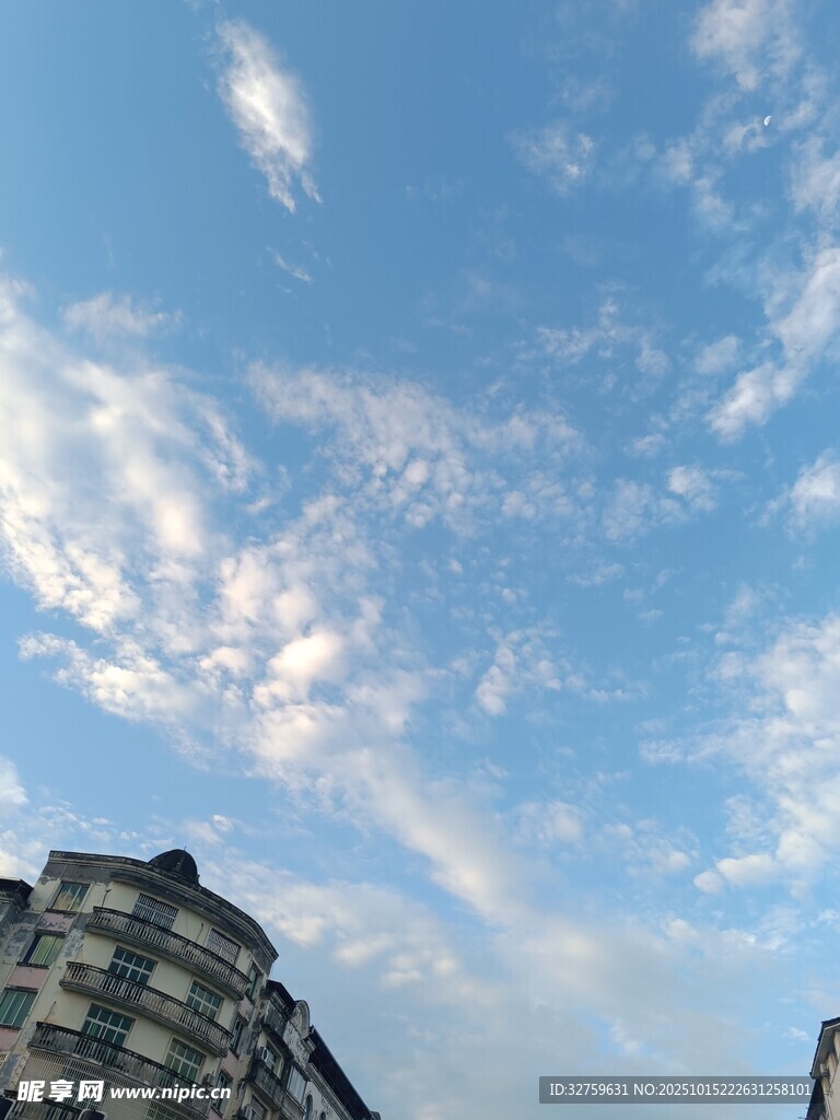 城市上空的藍(lán)天白云