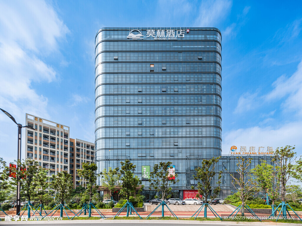 現(xiàn)代玻璃幕墻商務大樓