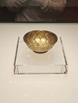 金碗展示于透明架上