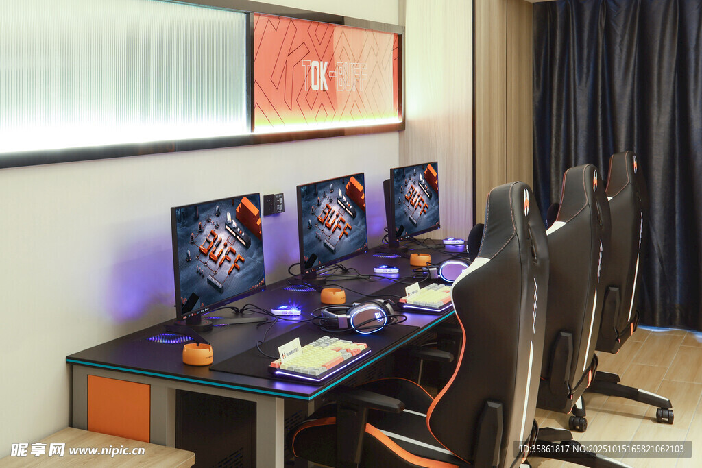 電競室多臺電腦設備場景