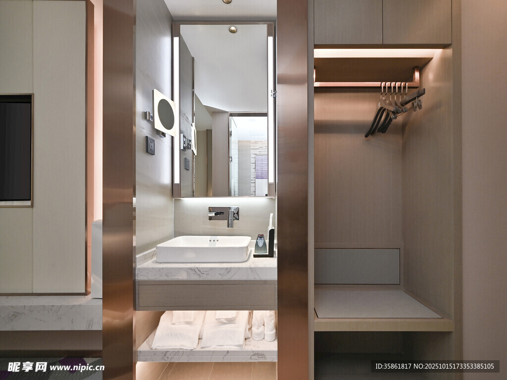 現(xiàn)代簡約風(fēng)衣帽間與衛(wèi)浴區(qū)