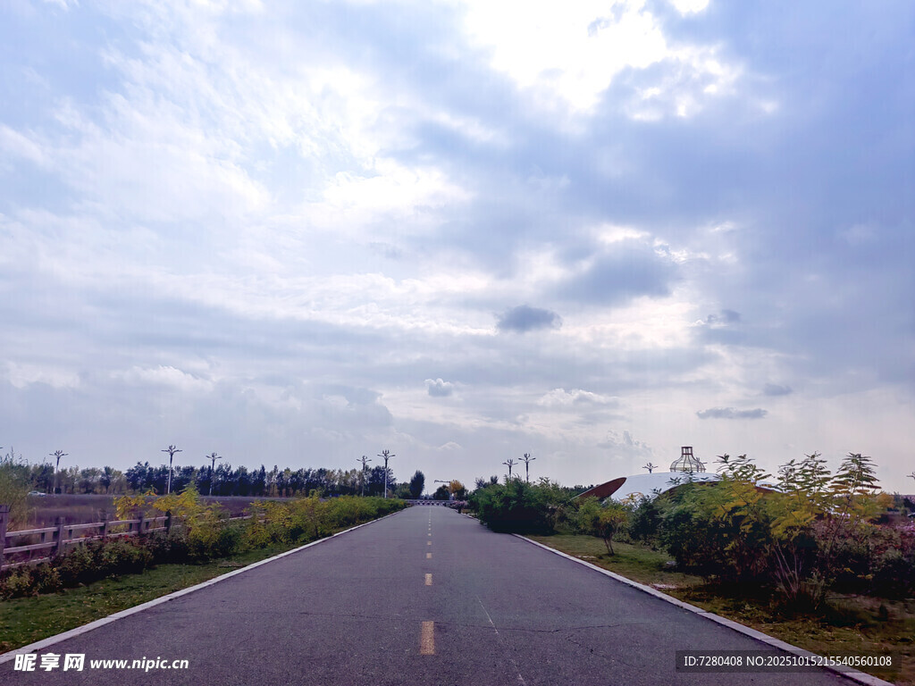寬闊公路伸向遠(yuǎn)方
