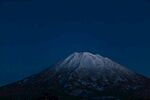 夜幕下的巍峨雪山