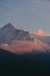 雪山映晚霞美景