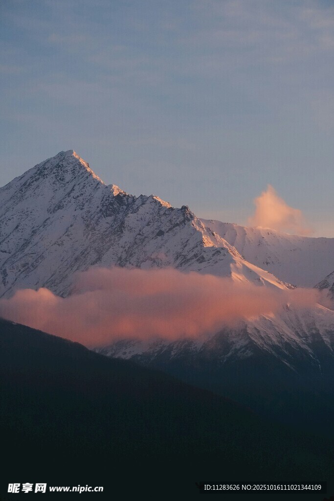 雪山映晚霞美景