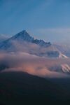 云霧繚繞下的壯美雪山