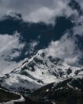 巍峨雪山與云海壯麗景觀