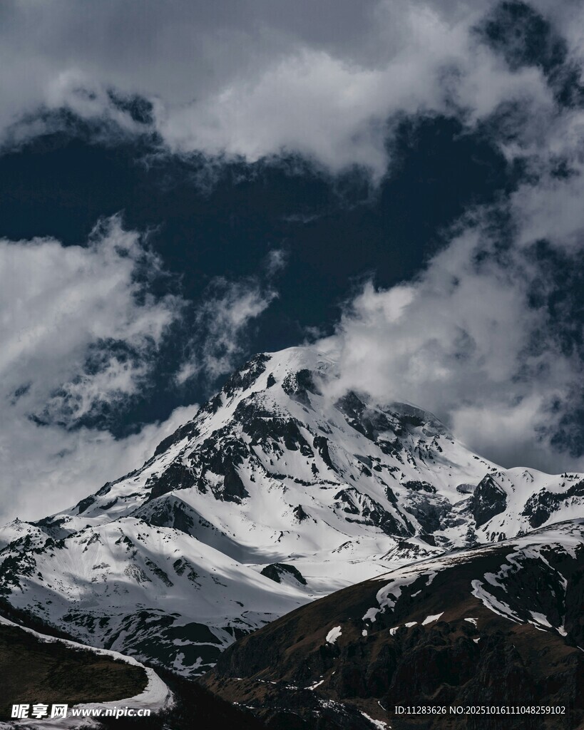 巍峨雪山與云海壯麗景觀