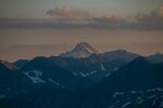 夕陽(yáng)下的巍峨群峰