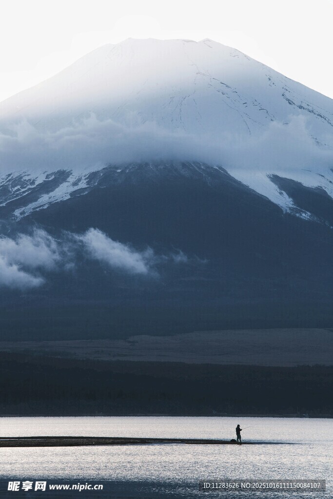 雪山下的靜謐湖面與孤影