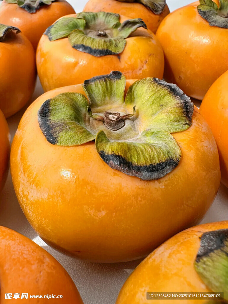 新鮮飽滿的柿子特寫
