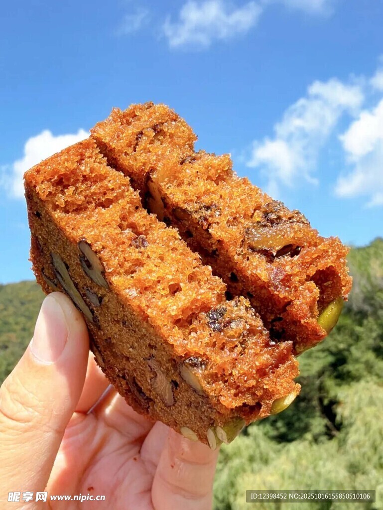 手拿美味紅糖紅棗糕