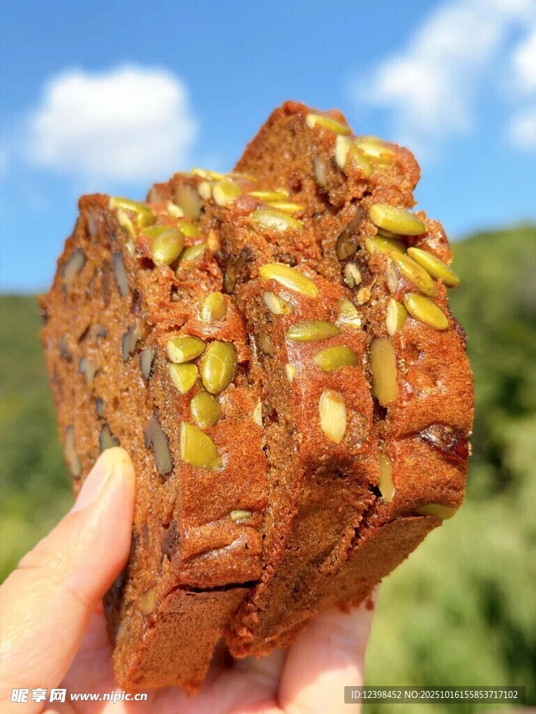 手捧美味堅果能量棒