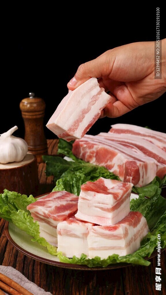 新鮮豬肉切片待烹飪
