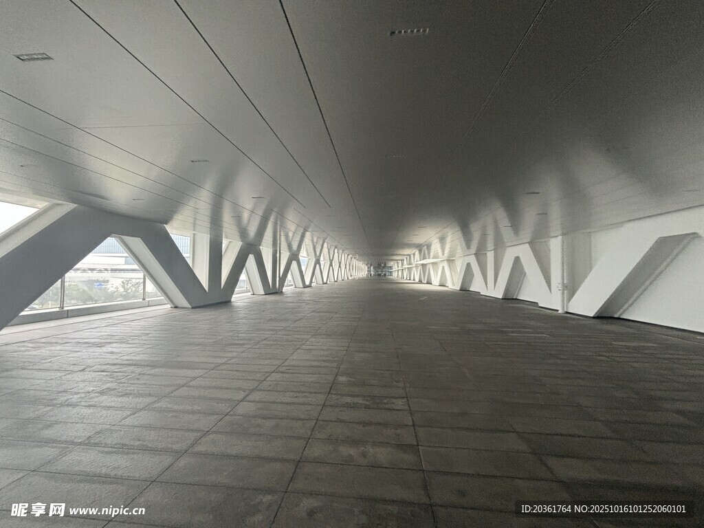 現(xiàn)代建筑內(nèi)部空曠通道