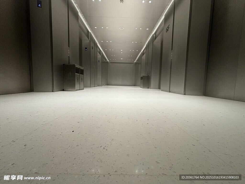空曠昏暗的狹長(zhǎng)走廊