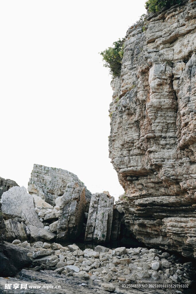 海邊嶙峋巖石景觀