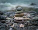 海邊堆疊的靜謐石塔