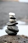 海邊堆疊的平衡石