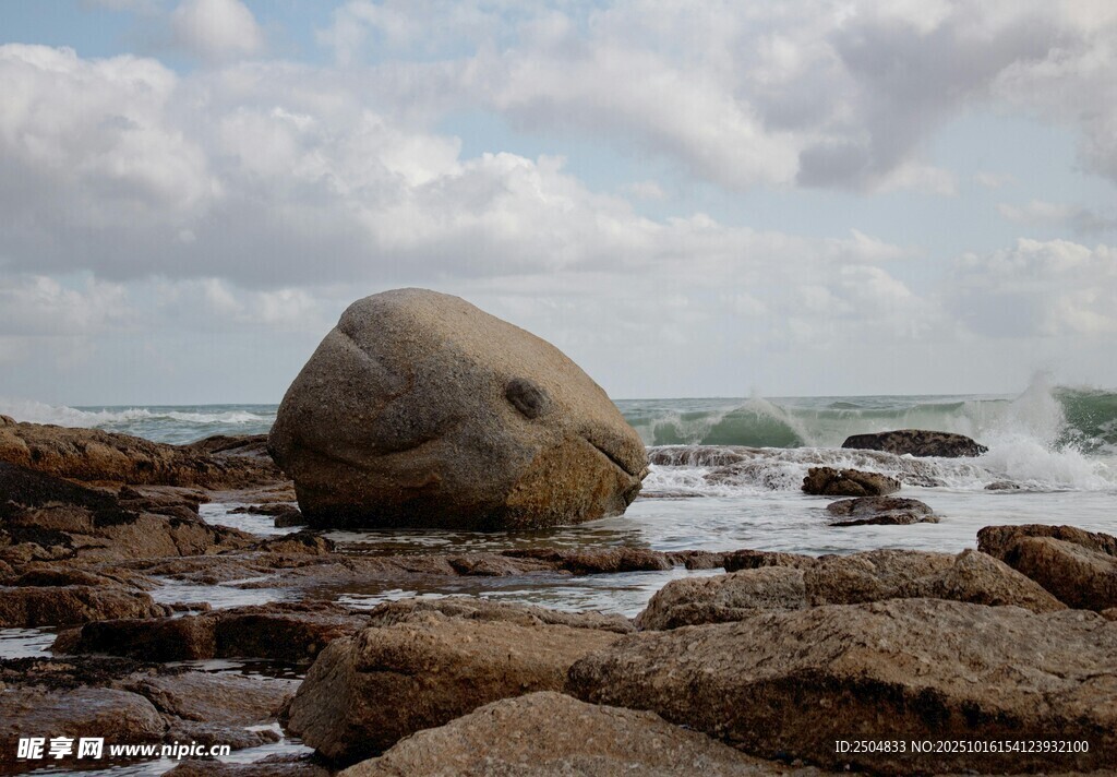 海邊巨石與翻涌海浪