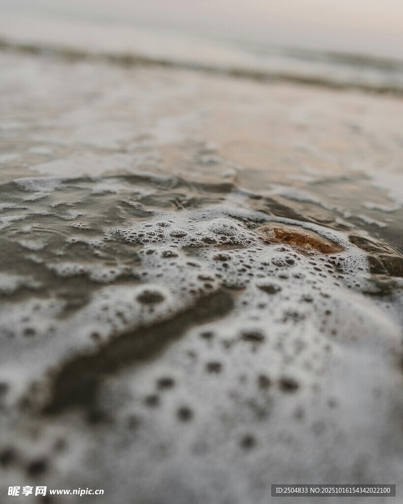 海邊沙灘上的細(xì)膩泡沫