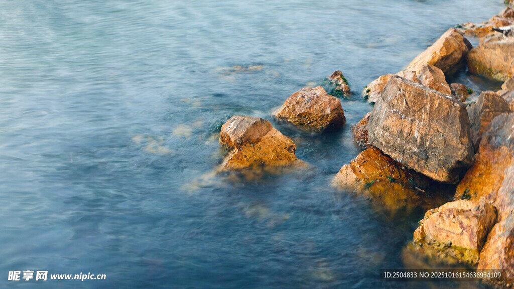 海邊礁石 海水環(huán)繞景致