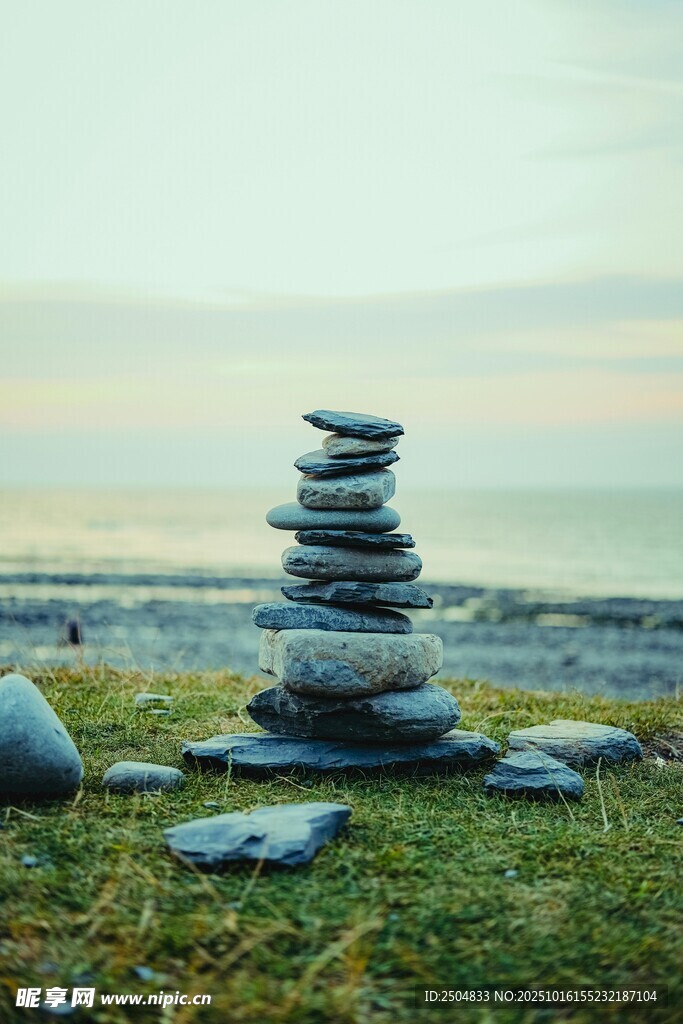 海邊草地上的平衡石堆