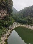 山間綠水映峭壁