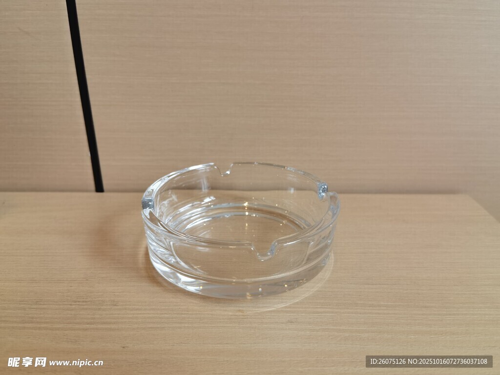 透明玻璃煙灰缸置于桌面