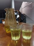 玻璃水壺與兩杯黃綠色飲品