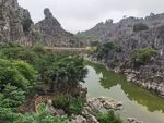 山間綠水伴奇峰美景