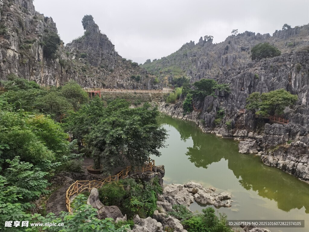 山間綠水伴奇峰美景