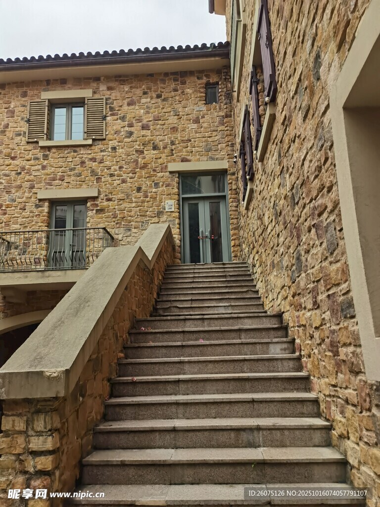 石砌建筑中的古樸樓梯